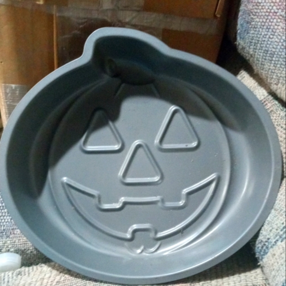 Halloween Pumpkin Shaped Baking Pan New without tags never used